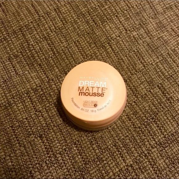 NWT Maybelline Dream Matte Mousse- Light Beige